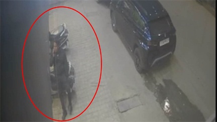 *राजधानी रायपुर में शातिर चोर ने स्‍कूटी की डिक्की से सोने-चांदी के गहने से भरा बैग उड़ा लिया*