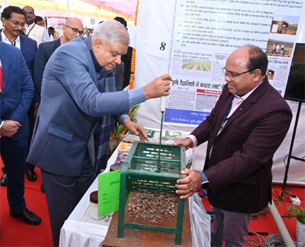 *उप राष्ट्रपति ने इंदिरा गांधी कृषि विश्वविद्यालय परिसर में विकास प्रदर्शनी का किया अवलोकन*