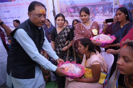 *मुख्यमंत्री श्री विष्णु देव साय ने महिला एवं बाल विकास विभाग और वन विभाग द्वारा लगाए गए स्टॉल का किया अवलोकन*