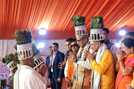 *रामनामी समुदाय के प्रतिनिधियों ने मुख्यमंत्री साय को अपना परंपरागत मोर मुकुट पहनाकर अभिनंदन किया*