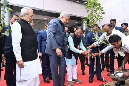 * उप राष्ट्रपति श्री जगदीप धनखड़, राज्यपाल श्री विश्वभूषण हरिचंदन और मुख्यमंत्री श्री विष्णु देव साय ने विश्वविद्यालय परिसर में मौल श्री का पौधा रोपण किया*
