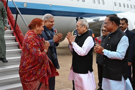 * उप राष्ट्रपति जगदीप धनखड़ का रायपुर आगमन विमानतल पर आत्मीय स्वागत*