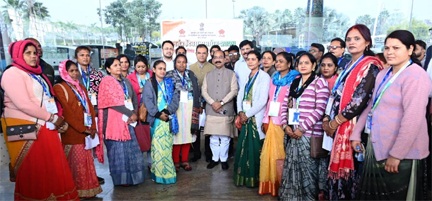 *उप मुख्यमंत्री श्री अरुण साव ने विशेष अतिथि के रूप में नई दिल्ली में गणतंत्र दिवस परेड देखने जा रहीं स्वच्छता दीदियों को झंडी दिखाकर किया रवाना*