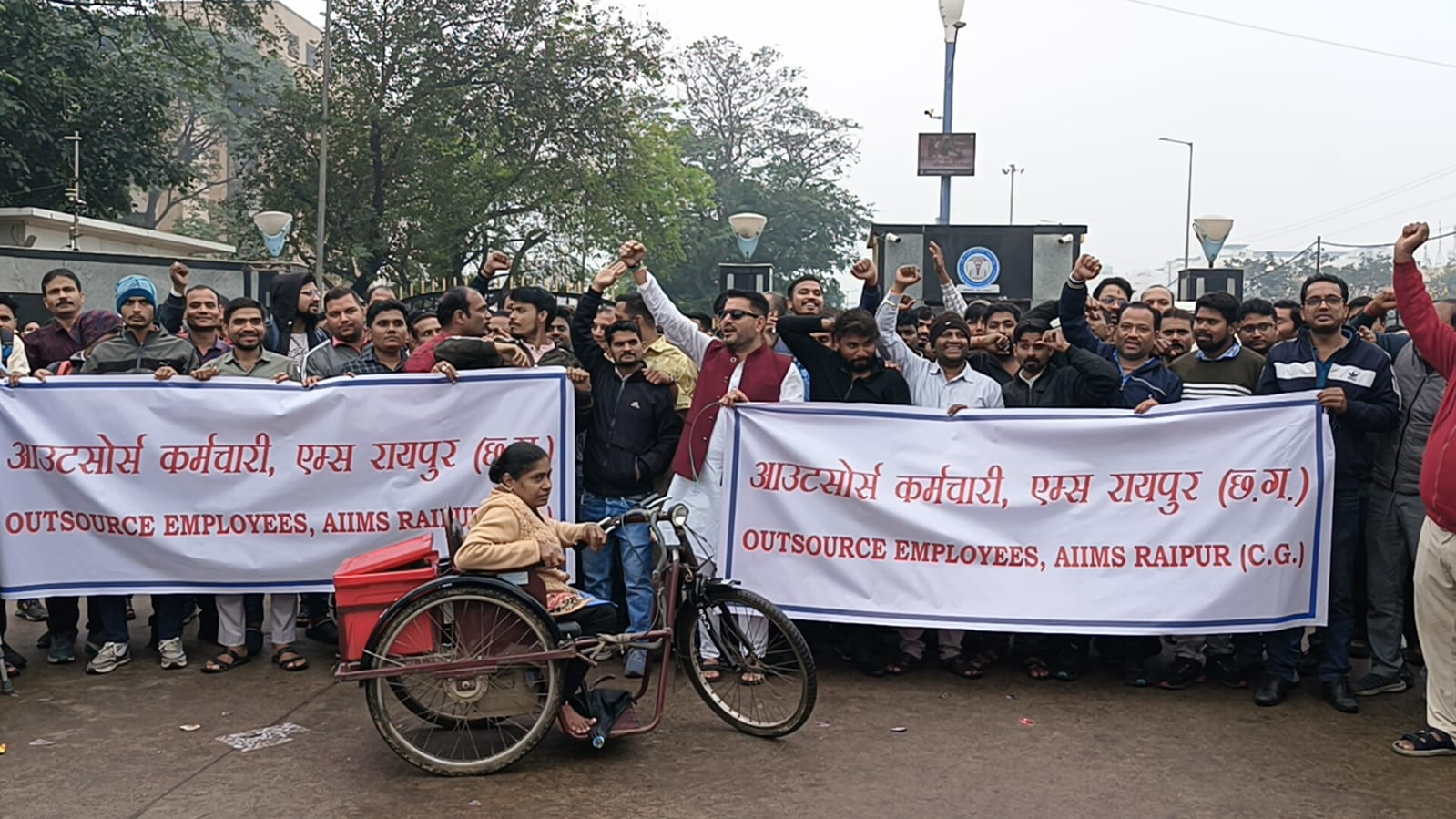 *AIIMS हॉस्पिटल के कर्मचारियों का अनिश्चितकालीन हड़ताल,OPD सेवाएं ठप्प,सियासत दर्पण न्यूज़ से सैफिया क़ुरैशी की रिपोर्ट*