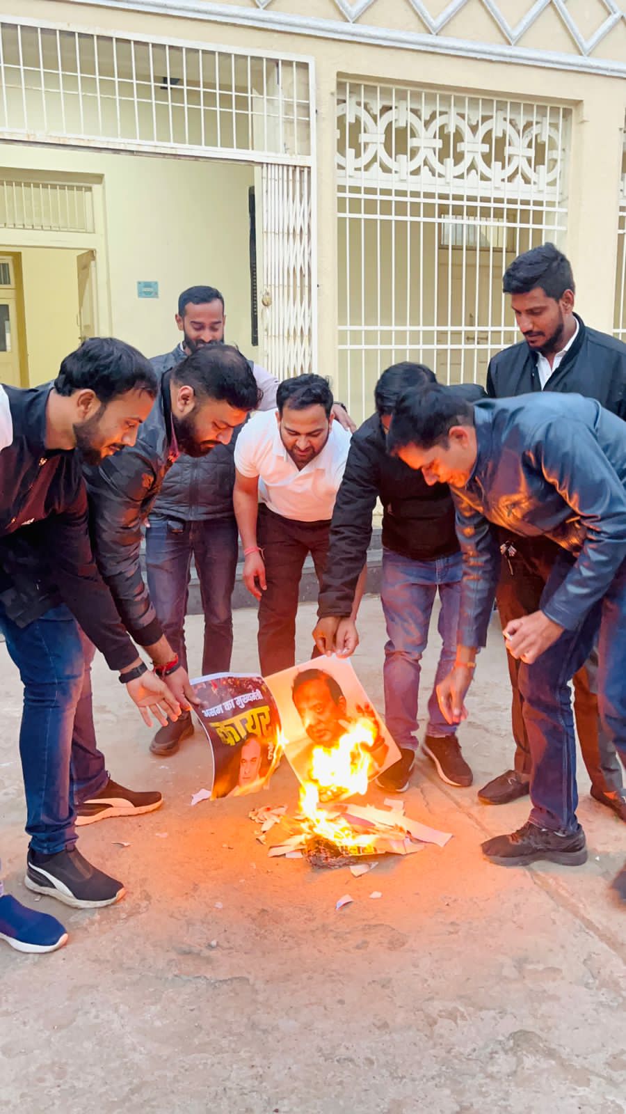 *रायपुर,छत्तीसगढ़ प्रदेश युवा कांग्रेस द्वारा प्रदेश सचिव अभिषेक कसार के नेतृत्व में असम के मुख्यमंत्री हेमंत बिसवा सर्मा का पोस्टर जलाकर जताया विरोध,सियासत दर्पण न्यूज़ की रिपोर्ट*