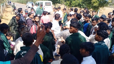 *प्राचार्य की शिकायत करने पैदल निकले विद्यार्थी*