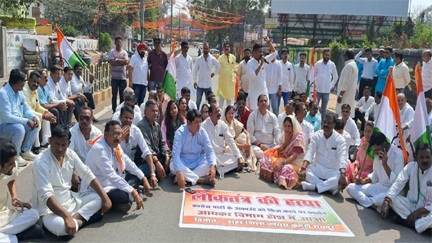 *रायपुर में बैंक अकाउंट फ्रीज करने विरोध में छत्तीसगढ़ कांग्रेस का प्रदर्शन*