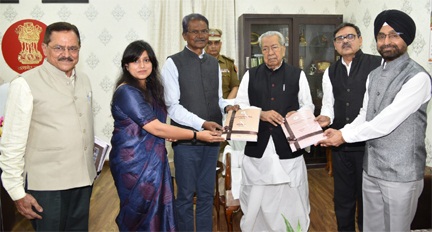 *राज्यपाल श्री हरिचंदन को राज्य वित्त आयोग के अध्यक्ष श्री मिंज ने आयोग का प्रतिवेदन सौंपा*