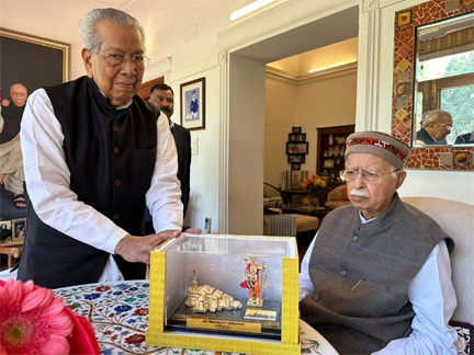 *राज्यपाल श्री हरिचंदन ने श्री लालकृष्ण आडवाणी से मुलाकात कर उन्हें बधाई दी*