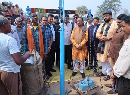 मुख्यमंत्री श्री साय *पुसौर के धान खरीदी केंद्र में धान का तौल करवाते हुए*