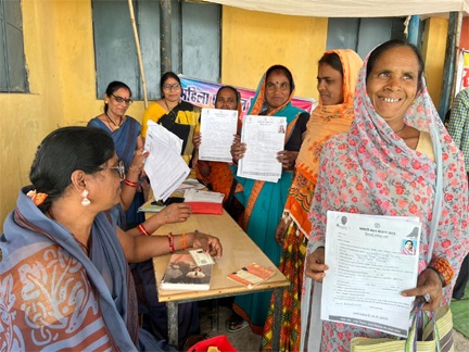 *महतारी वंदन योजना से महिलाओं के चेहरे पर झलक रही खुशी*