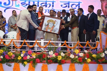 *जिला प्रशासन कोरिया द्वारा मुख्यमंत्री श्री विष्णु देव साय को भगवान श्रीराम का छायाचित्र एवं झुमका महोत्सव का प्रतीक चिन्ह भेंट किया गया*