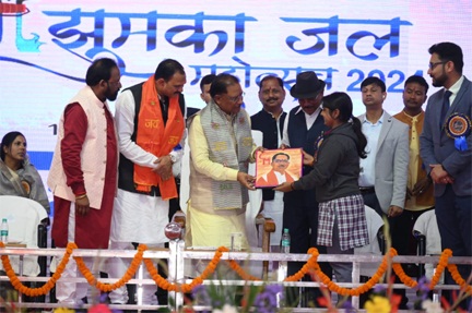 *मुख्यमंत्री श्री विष्णु देव साय को झुमका महोत्सव में सेजल अग्रहरि ने उनकी पेंटिंग भेंट की*