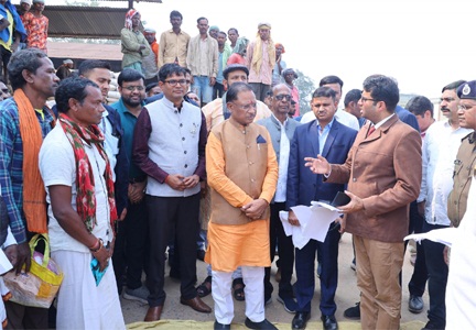 *मुख्यमंत्री श्री विष्णुदेव साय ने पुसौर धान खरीदी केंद्र का किया औचक निरीक्षण*
