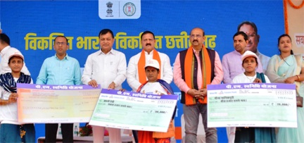 *रायपुर,प्रधानमंत्री ने जन-जन के लिए योजनायें बनाकर गरीबों को लाभान्वित किया: उद्योग मंत्री श्री देवांगन*