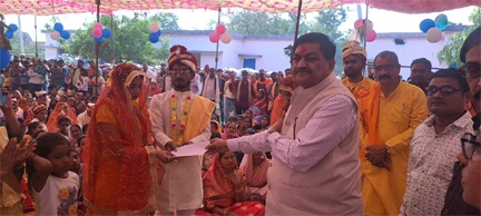 *खाद्य मंत्री श्री बघेल ने नवविवाहित जोड़ों को दिया आशीर्वाद*