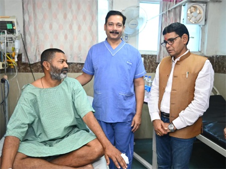 *घायल जवानों से मिले राजस्व मंत्री श्री टंकराम वर्मा*