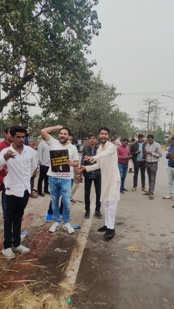 *रायपुर,छत्तीसगढ़ प्रदेश युवा कांग्रेस ने चंडीगढ़ मेयर चुनाव में लोकतंत्र की हत्या के विरोध मे प्रधानमंत्री नरेंद्र मोदी का पुतला जलाया*