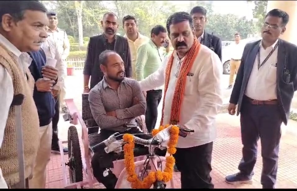 *न्यूज़ ब्रीफिंग आज देर रात.. छत्तीसगढ़ के उपमुख्यमंत्री श्री विजय शर्मा के मोबाइल पर फोन आया। हेल्लो…! डिप्टी सीएम साहब…..नमस्ते…. मैं प्रदीप साहू .. बोल रहा हु.सियासत दर्पण न्यूज़ से दुखहरण सिंह ठाकुर की रिपोर्ट..*