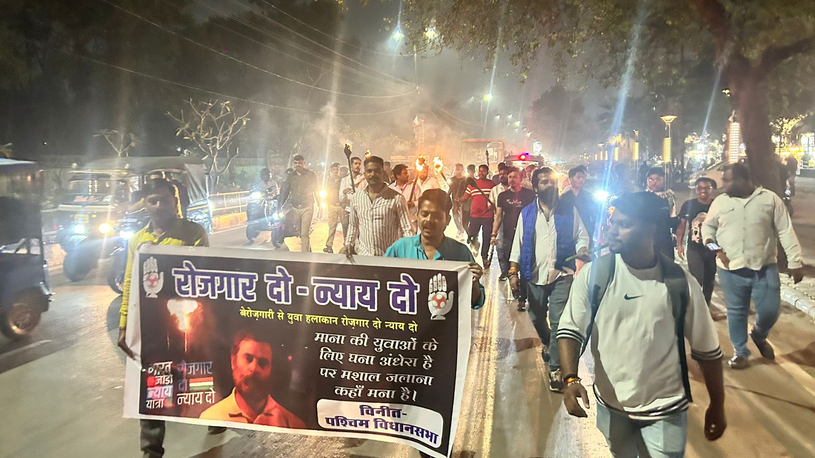 *रायपुर,”बढ़ती बेरोजगारी और न्याय का हक मिलने तक” के नारे के साथ विधानसभा स्तरीय मशाल रैली का आयोजन रायपुर पश्चिम युवा कांग्रेस द्वारा किया गया..*