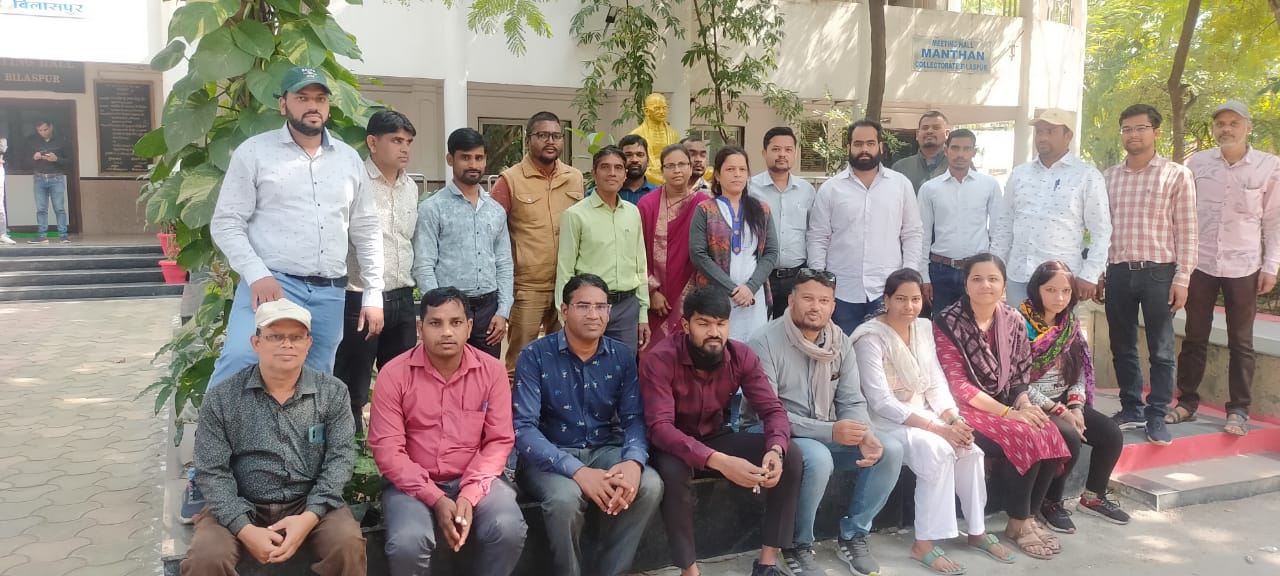 *छत्तीसगढ़ गृह निर्माण मंडल बिलासपुर के कर्मचारियों ने वेतन नही मिलने पर दिया धरना,सियासत दर्पण न्यूज़ की खबर*