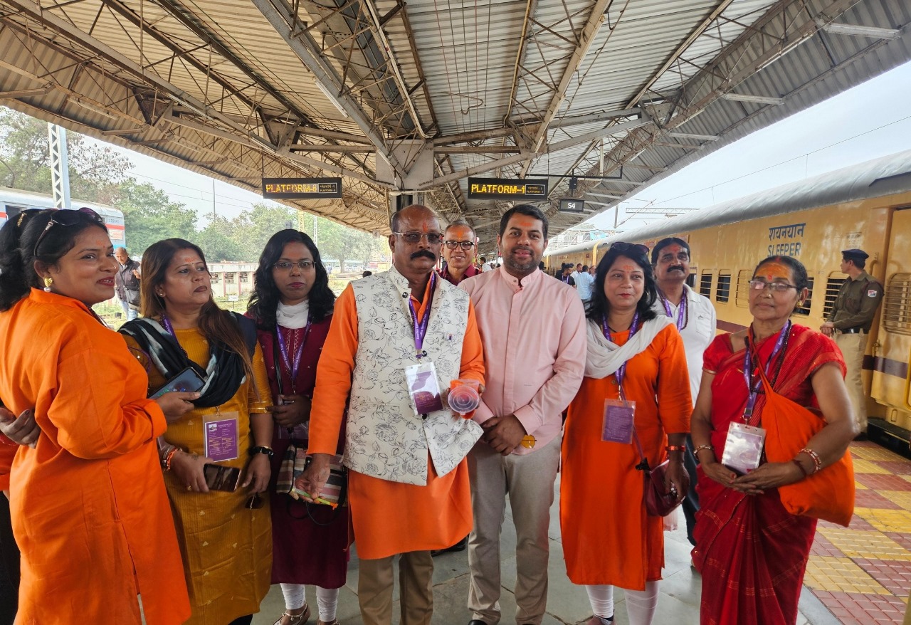 *भिलाई नगर,आस्था स्पेशल ट्रेन को विधायक धरमलाल कौशिक द्वारा हरी झंडी दिखाकर रवाना किया गया,सैफिया क़ुरैशी की रिपोर्ट।*