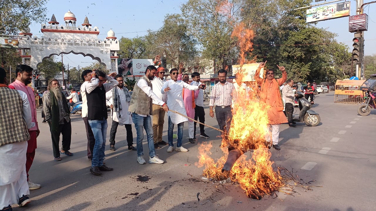 *कांग्रेस नेता राहुल गांधी के बयान पर भाजपाईयों का फुटा आक्रोश किया पुतला दहन,सैफिया क़ुरैशी की रिपोर्ट*
