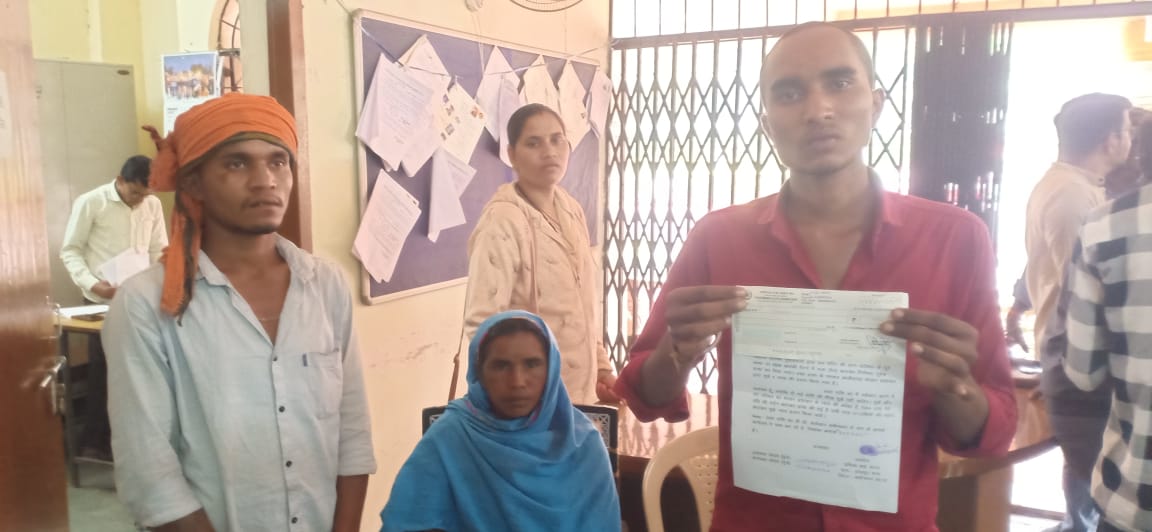 *कवर्धा,आज तक पुलिस यह खुलासा नही कर पाई है कि साधराम यादव की हत्या क्यों कि गई। मृतक की पत्नी ने पांच लाख का चेक किया वापस, सियासत दर्पण न्यूज़ रिपोर्टर-दुखहरण सिंह ठाकुर*
