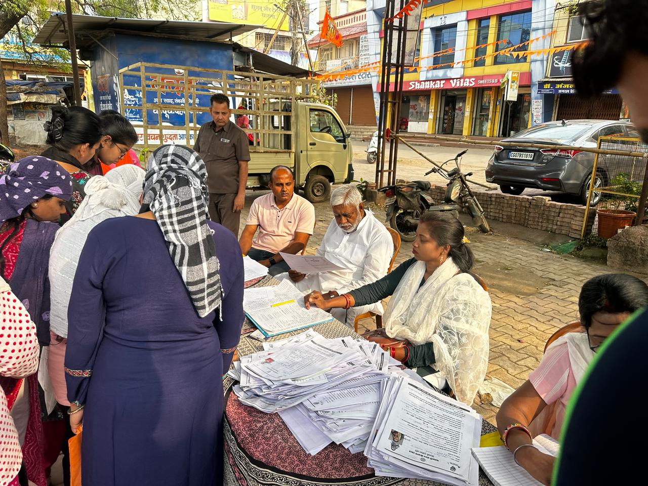 *भिलाई,महतारी वंदन योजना के लाभ के लिए बड़ी संख्या में आवेदन भरने का सिलसिला जारी है।*