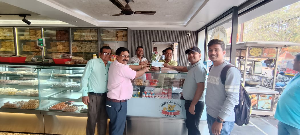 *दुर्ग,नगर निगम ने फरवरी माह के 10 दिन में ही 1 करोड़ 5 लाख रुपए का बकाया टैक्स क्लेशन किया:*  -जागरूक कर कर दाताओं को भेंट किया गुलस्ता: