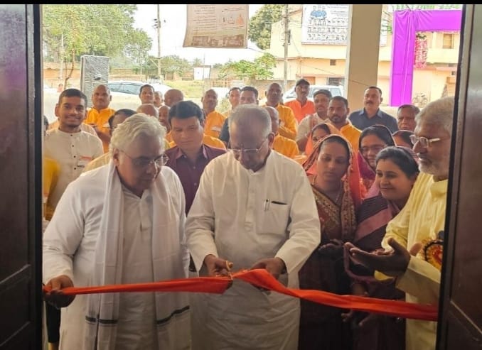 दुर्ग,,पूर्व गृहमंत्री ताम्रध्वज साहू व वरिष्ठ कांग्रेस नेता अरुण वोरा,,, देवांगन जन कल्याण समिति द्वारा आयोजित परमेश्वरी महोत्सव में शामिल होकर माता परमेश्वरी की पूजा अराधना की।*