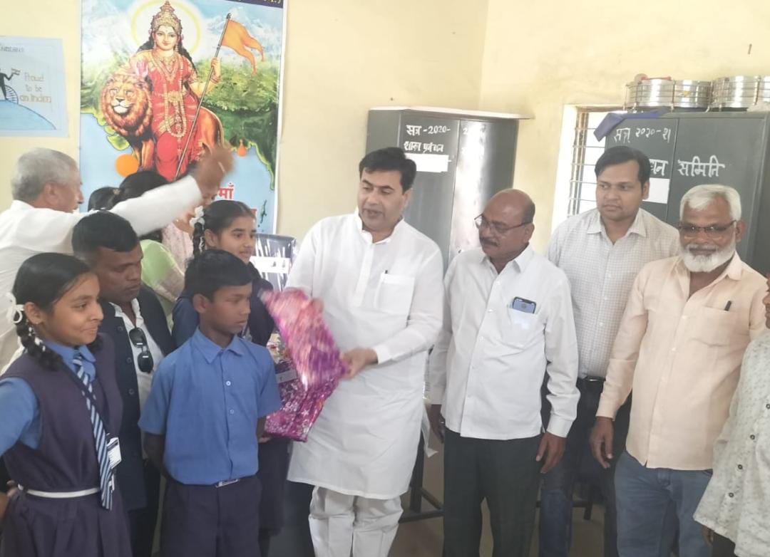 *शासकीय स्कूल में वार्षिकउत्सव, विभिन्न कार्यक्रमो के प्रतियोगिताओं में विजेता हुए बच्चो को महापौर ने पुरस्कार वितरण किया:*