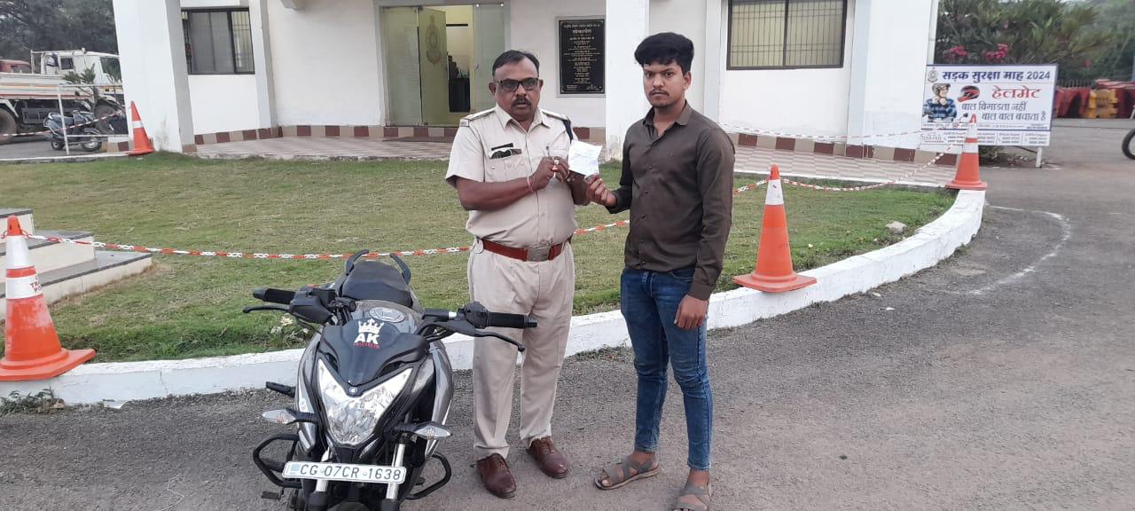 *दो पहिया वाहन में खडे होकर लापरवाहीपूर्वक वाहन चालते वीडियों के आधार पर की गई कार्यवाही।वीडियो जरूर देखें*_