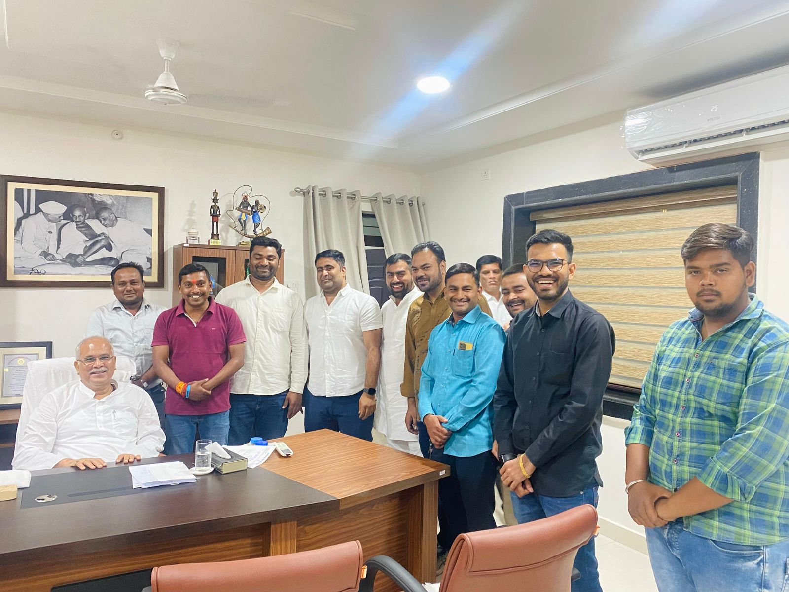 *रायपुर,अधिवक्ता मनहरण वर्मा ने आगामी लोकसभा चुनाव को लेकर आज पूर्व मुख्यमंत्री श्री भूपेश बघेल समक्ष अपनी दावेदारी प्रस्तुत की*