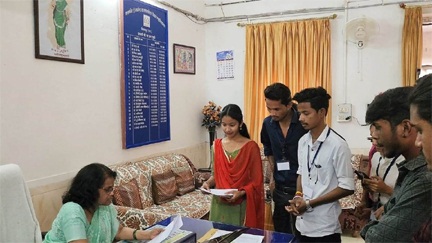 *विद्यार्थियों से पार्किंग शुल्क के नाम पर 150 रुपये वसूला जा रहा है*