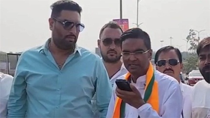 *ब्रिज में अव्‍यवस्‍था देख विधायक ने PWD अधिकारी को लगाया फोन कहा*