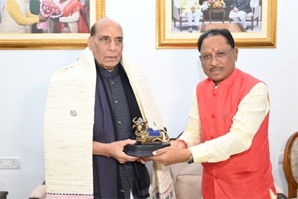 *केन्द्रीय रक्षा मंत्री श्री राजनाथ सिंह राजधानी रायपुर स्थित मुख्यमंत्री निवास पहुँचे*