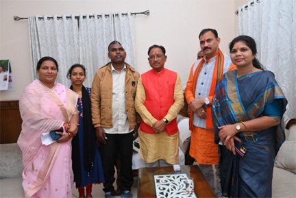 *जब लड़खड़ाती आवाज़ में जवान नरेंद्र ने बयां की शौर्य की दास्तान, सुनकर भावुक हुए मुख्यमंत्री, दी एक लाख रुपये की त्वरित आर्थिक सहायता*