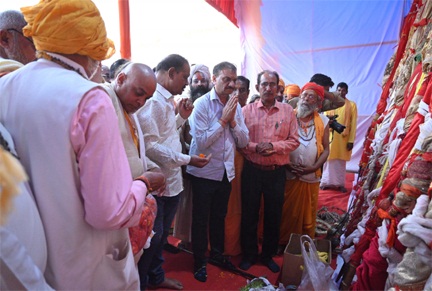 *राजिम कुंभ कल्प में वैष्णव नागाओं ने की निशान पूजा*