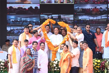 *मुख्यमंत्री विष्णुदेव साय का स्थानीय लोगों द्वारा गजमाला से स्वागत एवं सम्मान किया गया*