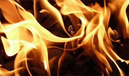 *मकान में आग लगने से एक ही परिवार के पांच लोगों की जलने से मौत*