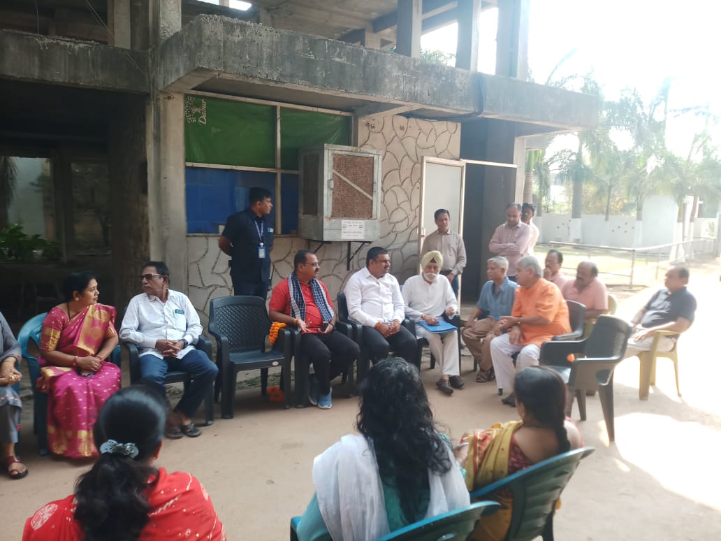 *दुर्ग,वार्ड 59 हरिनगर पहुँचे विधायक गजेंद्र,,रजत होम्स के निवासियों ने मूलभूत समस्या से अवगत कराया*