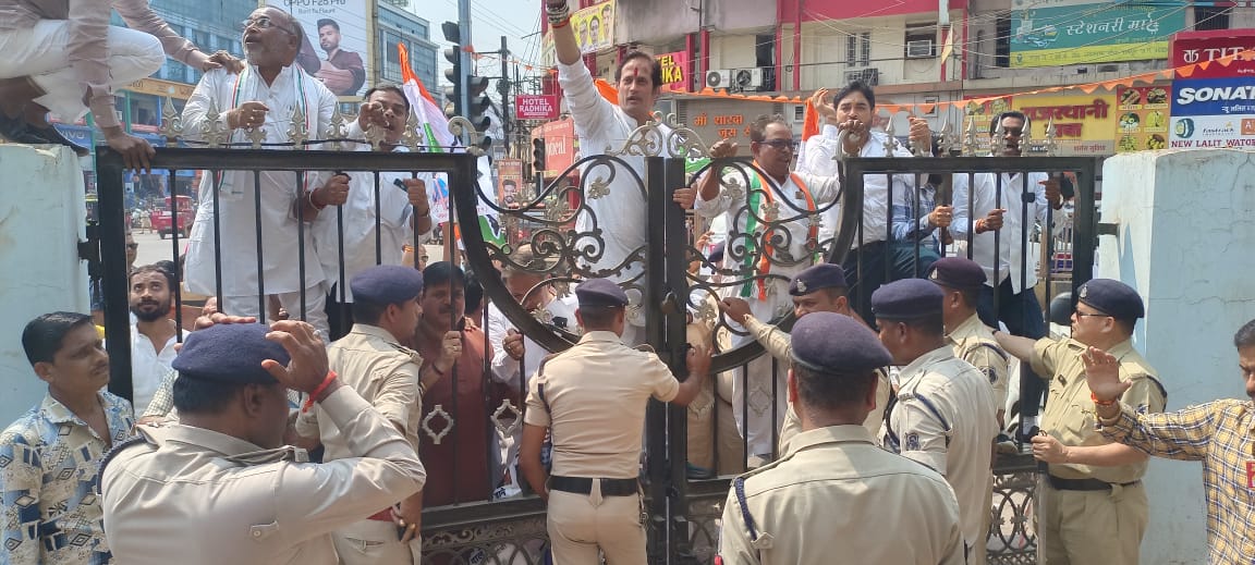 *ब्रेकिंग न्यूज़,रायपुर,इलेक्टोरल बॉन्ड में भारतीय जनता पार्टी द्वारा किये गए अरबो रुपये के महा घोटाले के विरोध में काँग्रेस कमेटी का प्रदर्शन*