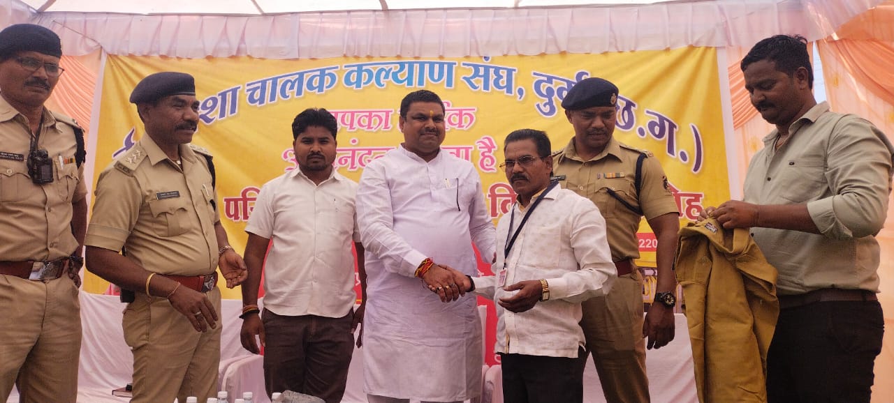 *दुर्ग,विधायक गजेंद्र यादव के सहयोग से ई – रिक्शा चालकों मिला वर्दी और पहचान पत्र*