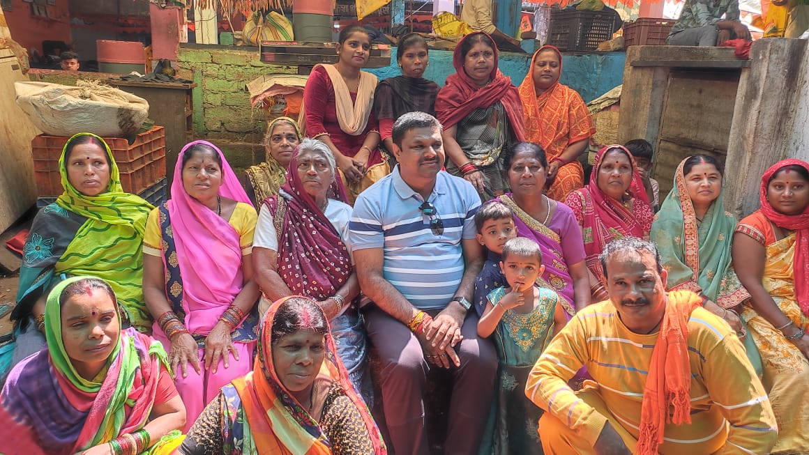 *दुर्ग,विधायक गजेंद्र यादव ने मछली मार्केट व सब्जी पसरा वालों के बीच बैठकर सुनी समस्या,सैफिया क़ुरैशी की रिपोर्ट*