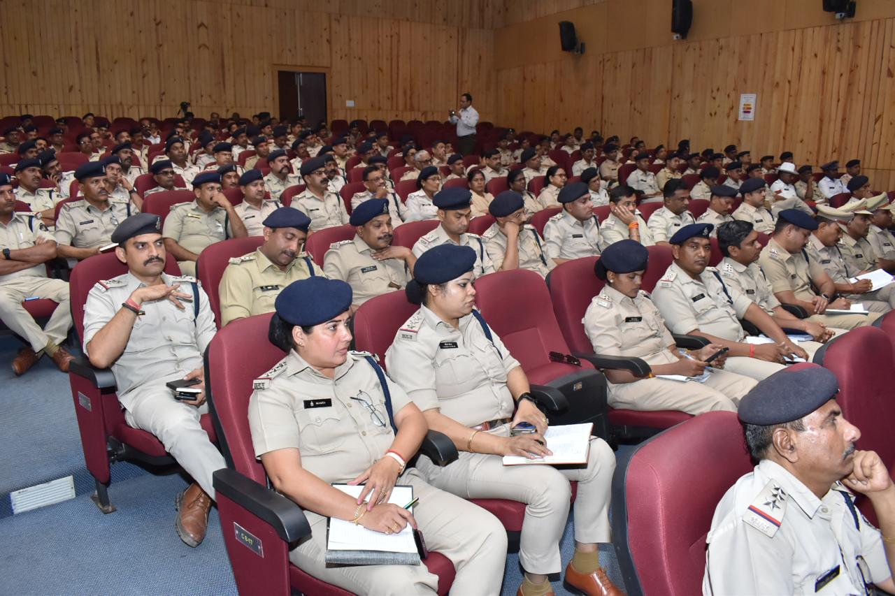 *पुलिस महानिरीक्षक राम गोपाल गर्ग ने निष्पक्ष और निर्विवाद चुनाव संपन्न कराने रेंज के अधिकारियों/कर्मचारियों को दी सीख, सैफिया क़ुरैशी की रिपोर्ट*