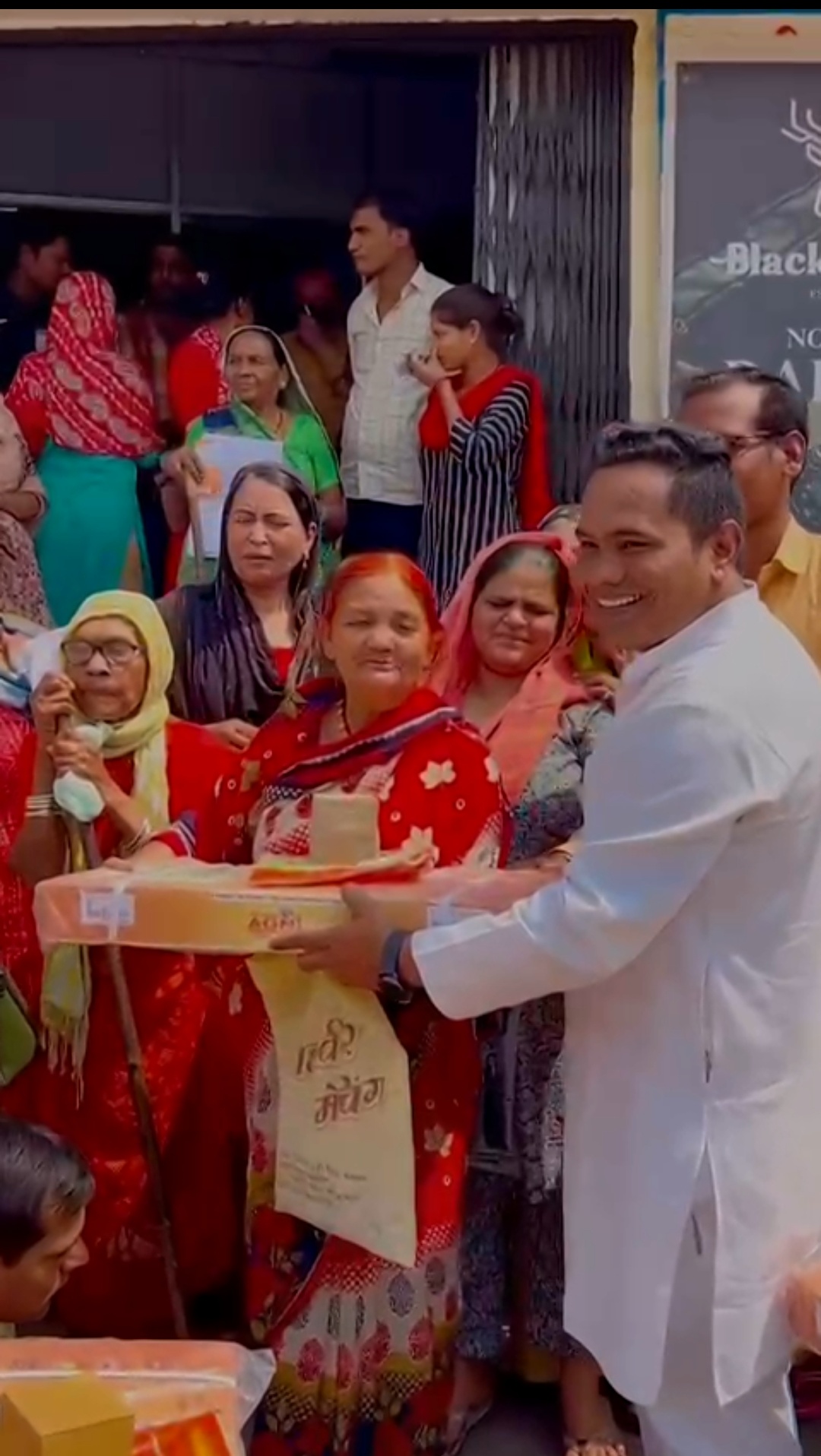 *रायपुर,पार्षद कामरान अंसारी ने बाटें उज्ज्वला योजना अंतर्गत निशुल्क रसोई गैस,सियासत दर्पण न्यूज़ की खबर*