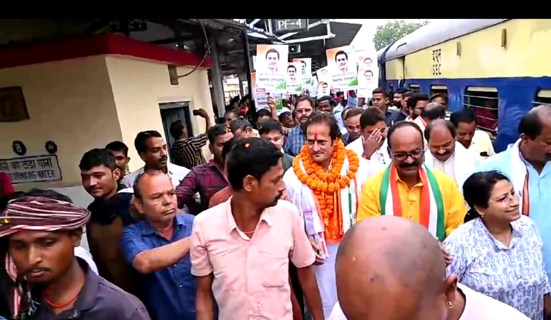 *ब्रेकिंग न्यूज़,लोकसभा प्रत्याशी विकास उपाध्याय आज सुबह 7बजे रायपुर स्टेशन मे टिकिट काउंटर में जाकर लाइन लगकर भाटापारा जाने हेतु टिकिट लेकर लोकल ट्रेन से भाटा पारा पहुचे,*