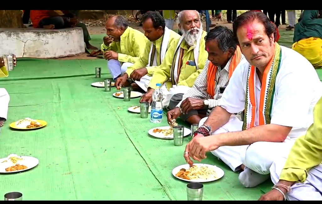 *रायपुर लोकसभा प्रत्याशी विकास उपाध्याय का धरसीवा अभनपुर का दौरा,झेरिया, लोहार, समाज के लोगों के साथ बैठकर किया भोजन*