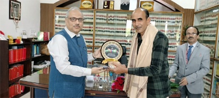 *उच्च न्यायालय के अर्दली की सेवानिवृत्ति पर दी गई भावभीनी विदाई*